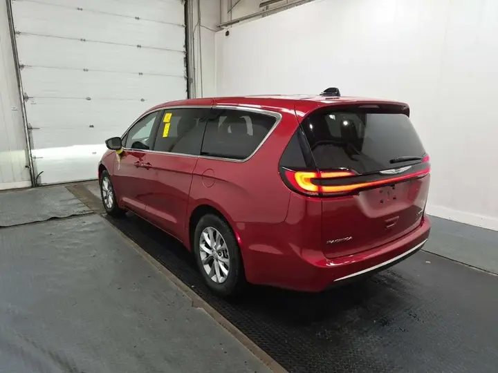 Chrysler Pacifica 2026 photo 2