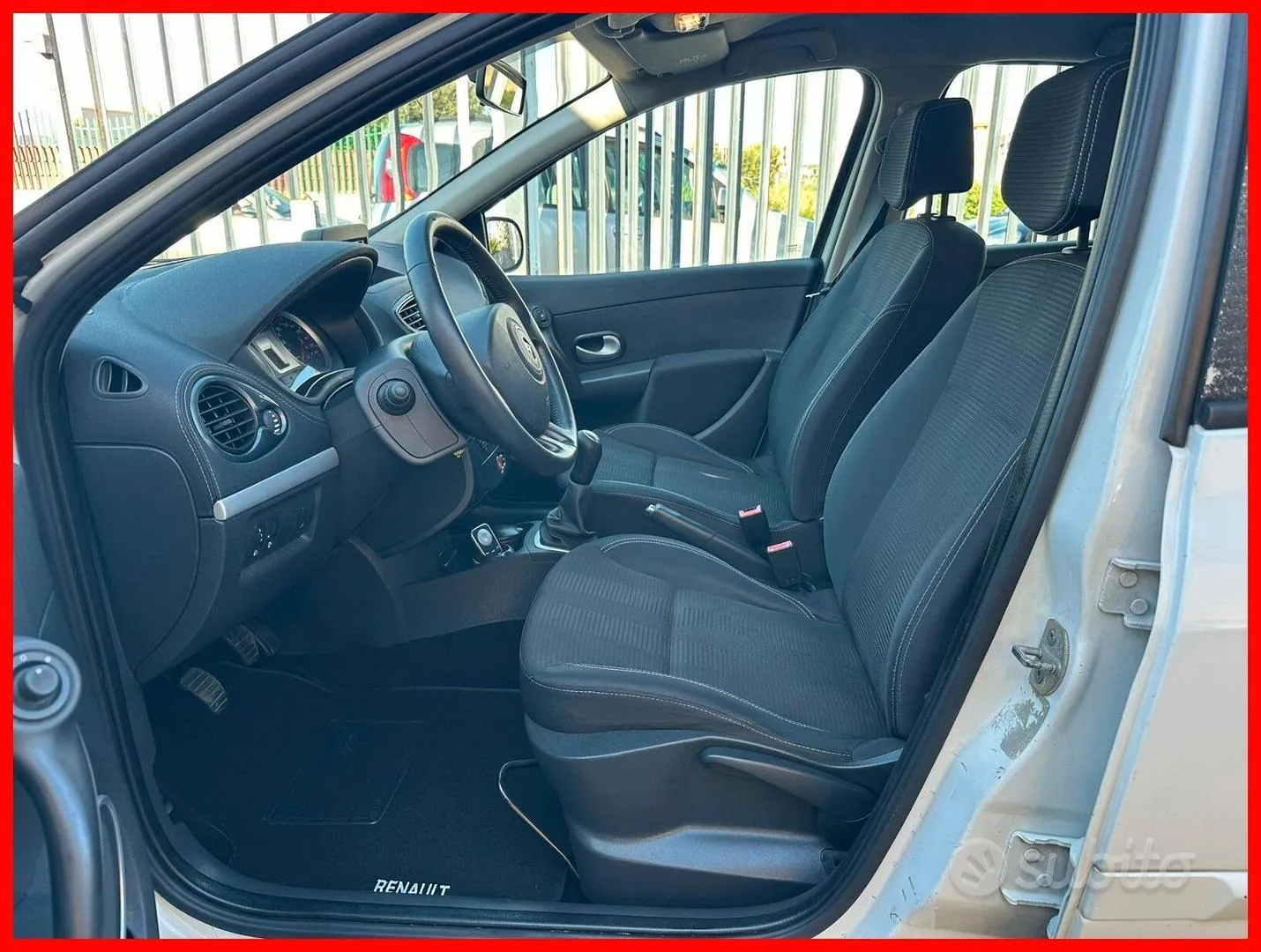 Renault Clio 2010 photo 2