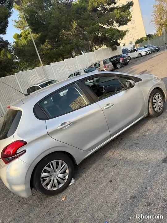 Peugeot 208 2015 photo 3