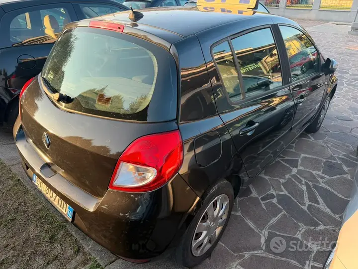 Renault Clio 2010 photo 4