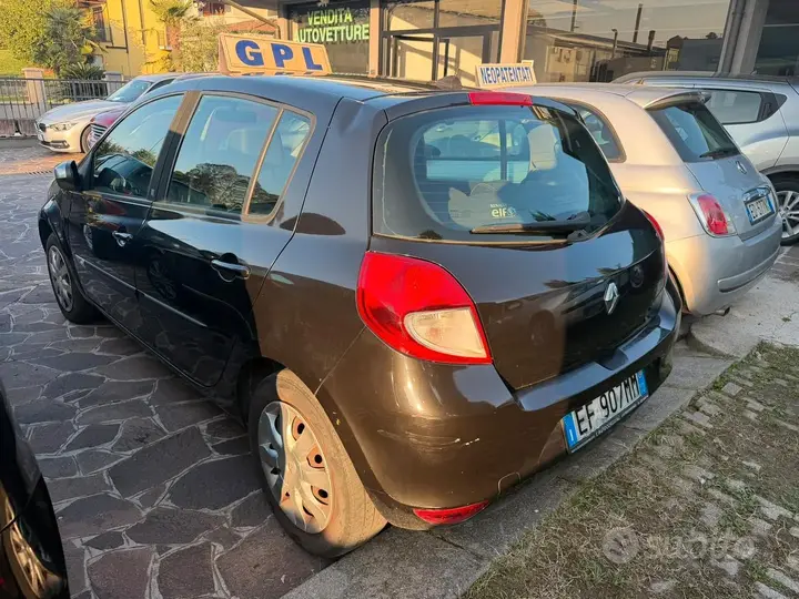 Renault Clio 2010 photo 3