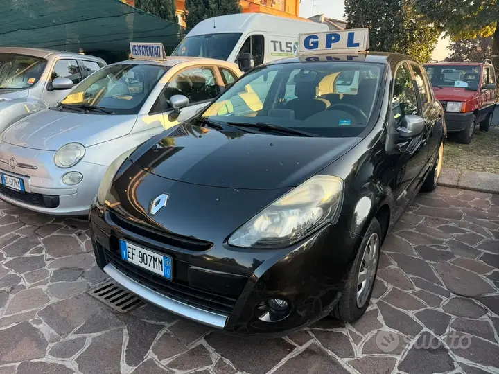 Renault Clio 2010 photo 2