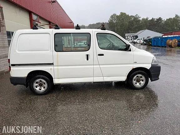 Toyota Hiace 2011 photo 5