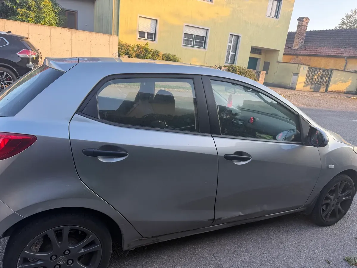 Mazda Mazda2 2010 photo 3