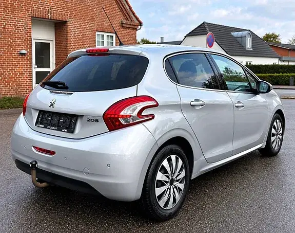 Peugeot 208 2015 photo 4