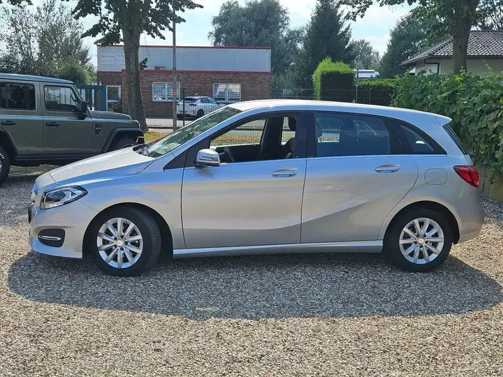 Mercedes-Benz B 180