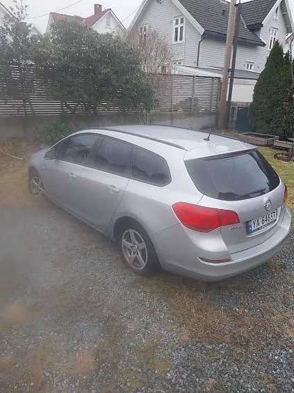 Opel Astra 2012 photo 2