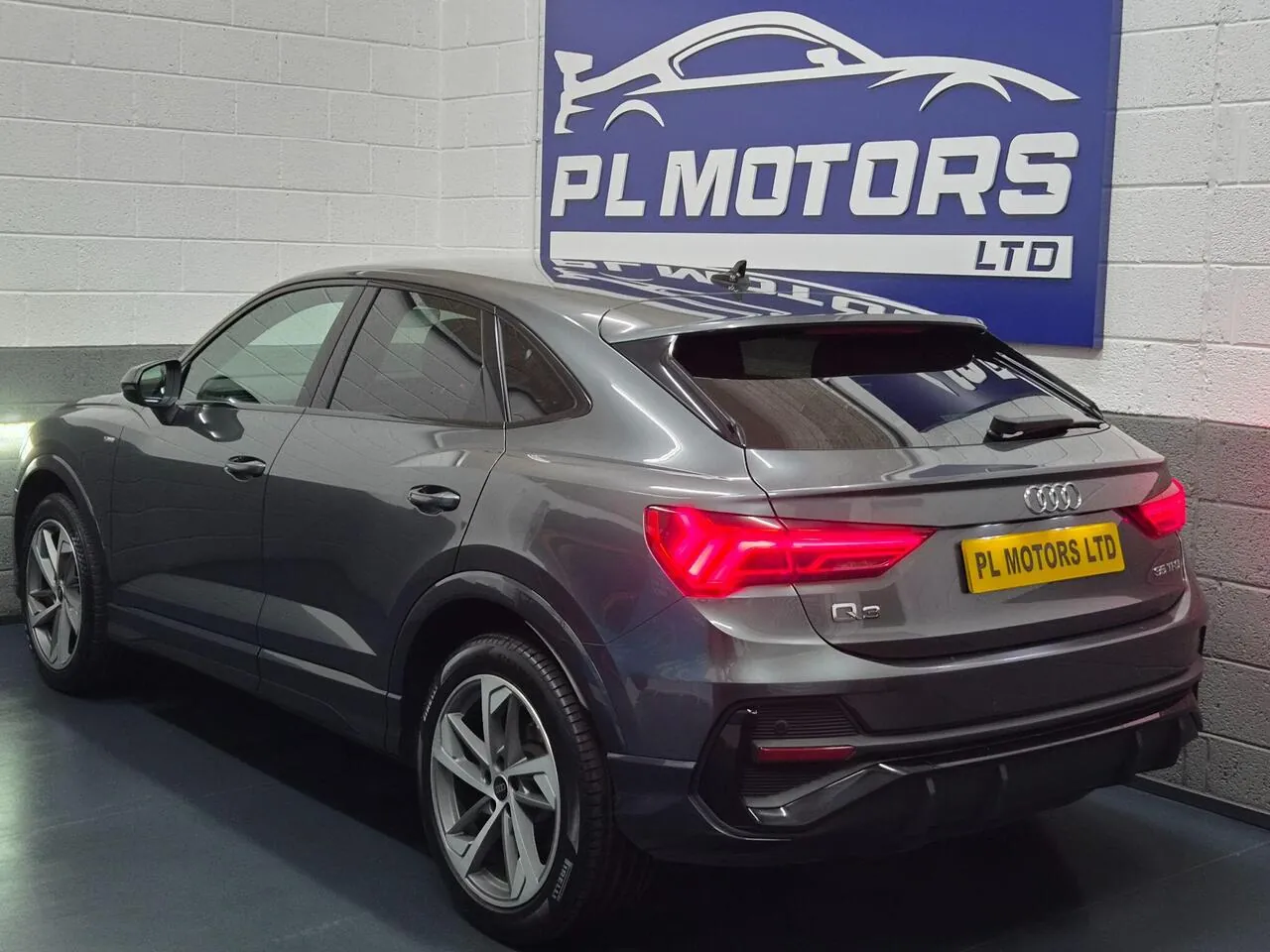 Audi Q3 2021 photo 2