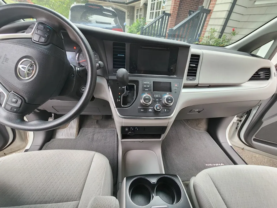 Toyota Sienna 2017 photo 2