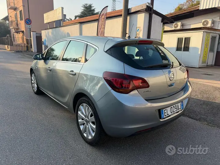 Opel Astra 2013 photo 3