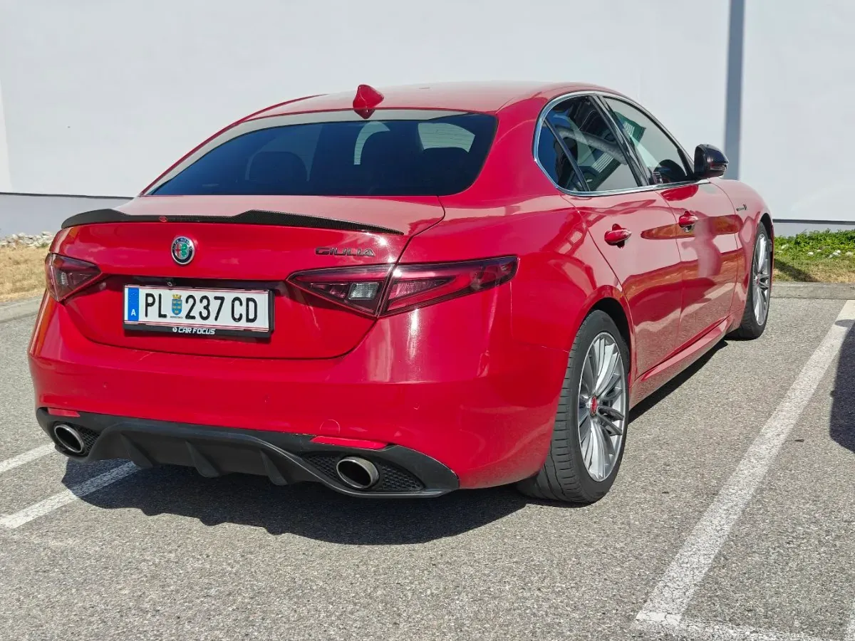 Alfa Romeo Giulia 2017 photo 2