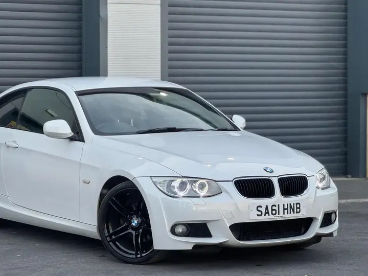 BMW 3 Series 2011 photo 3
