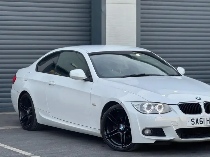 BMW 3 Series 2011 photo 2