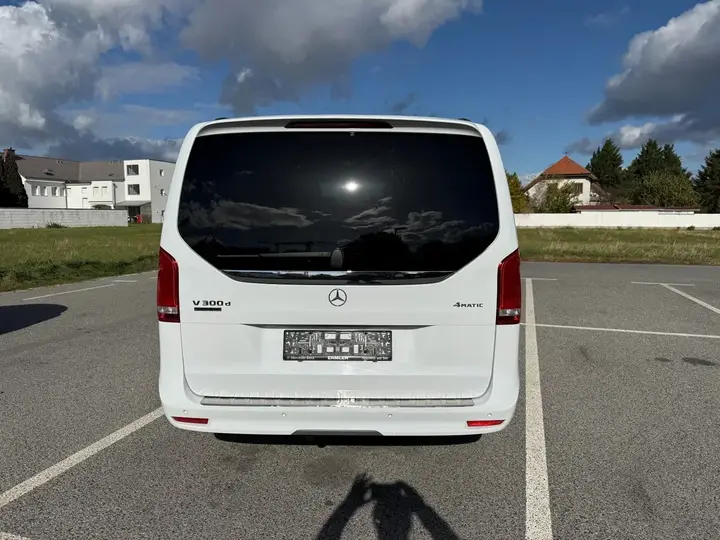 Mercedes-Benz V-Class 2023 photo 2