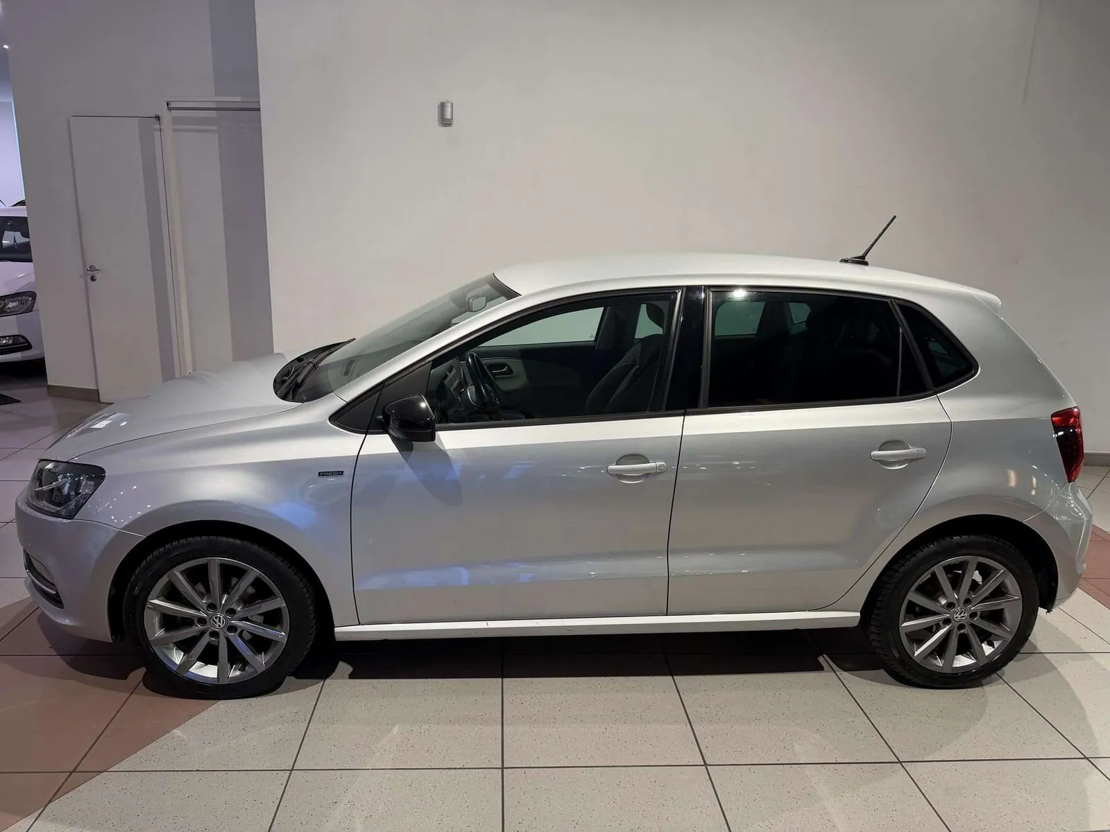Volkswagen Polo 2015 photo 2