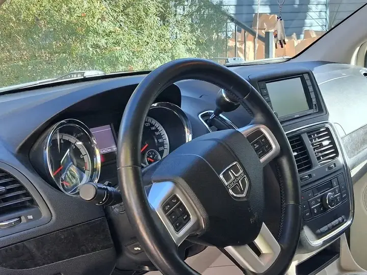 Dodge Grand Caravan 2014 photo 3