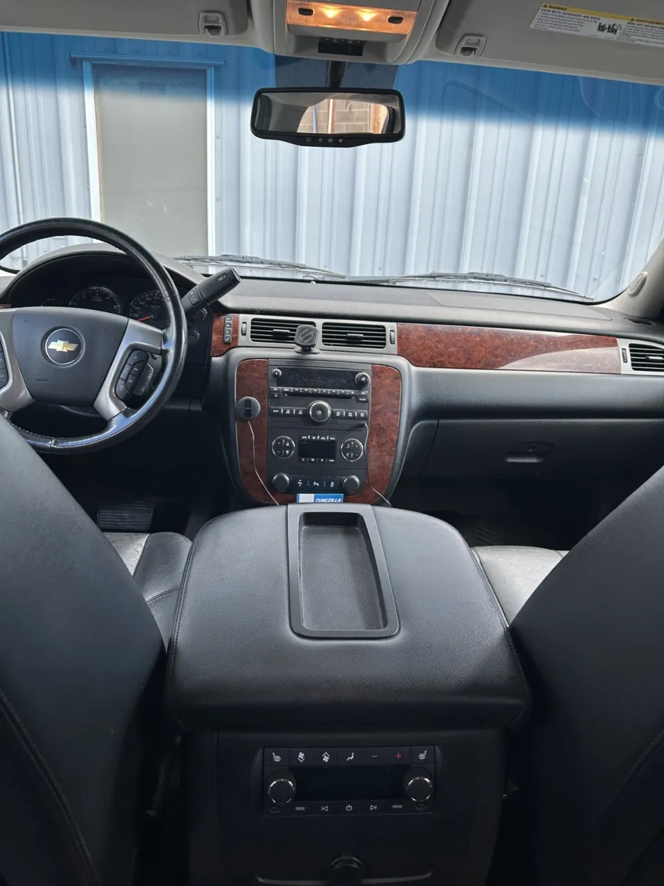 Chevrolet Suburban 2012 photo 2