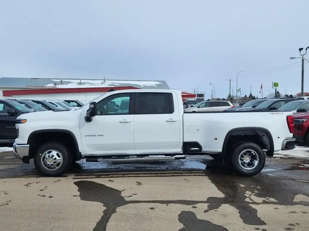 Chevrolet Silverado 3500 2026 photo 3