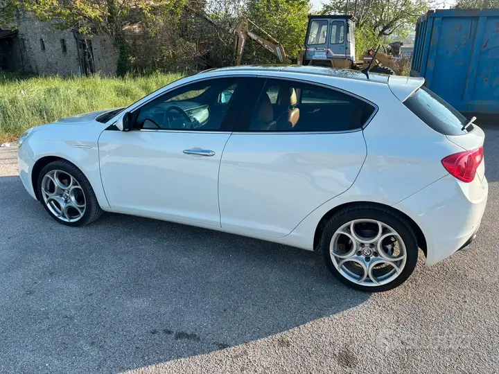 Alfa Romeo Giulietta 2013 photo 2