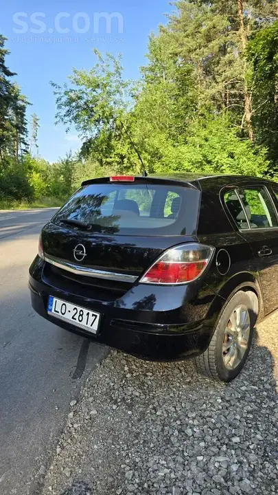 Opel Astra 2010 photo 2