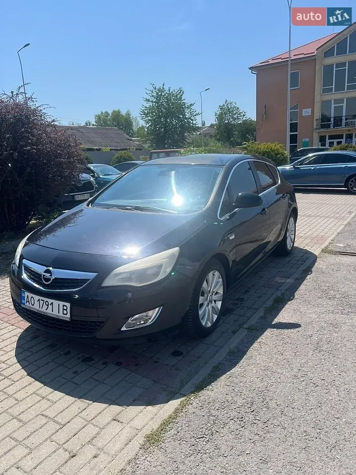 Opel Astra 2010 photo 2
