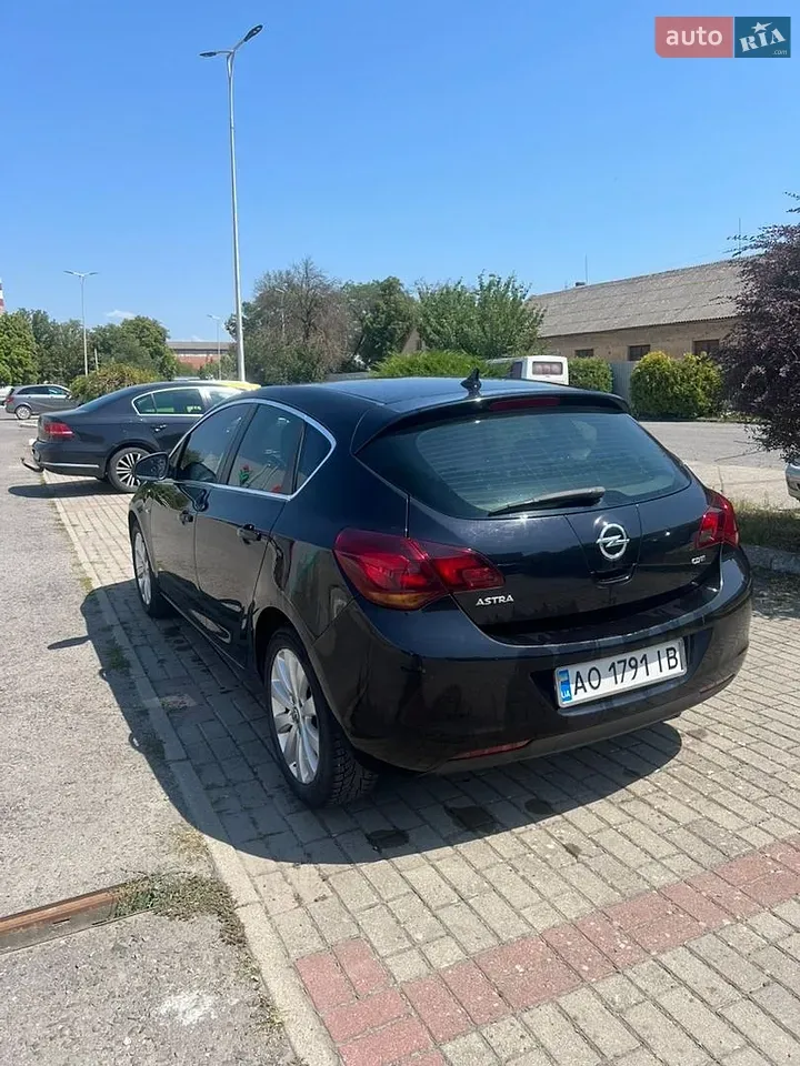 Opel Astra 2010 photo 3