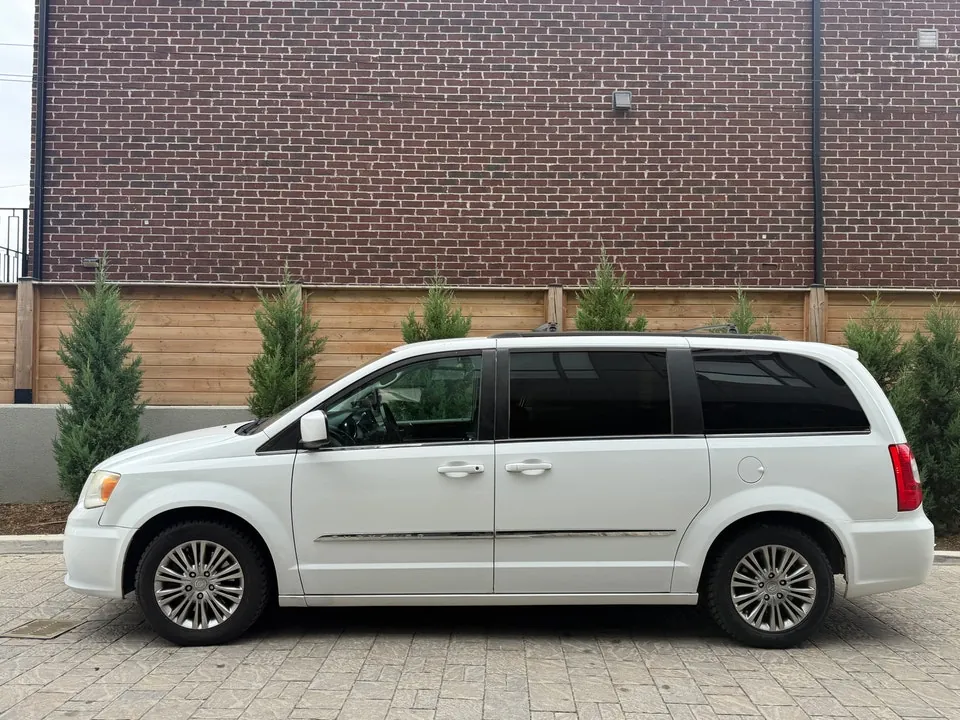 Chrysler Town & Country 2014 photo 3