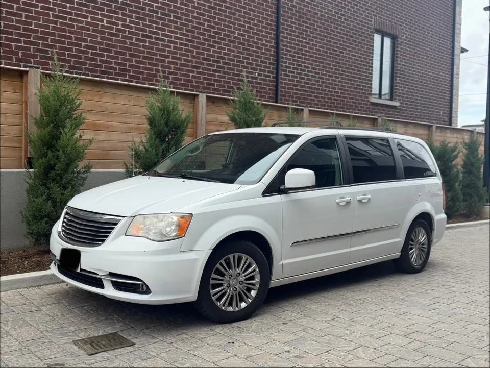 Chrysler Town & Country 2014 photo 2