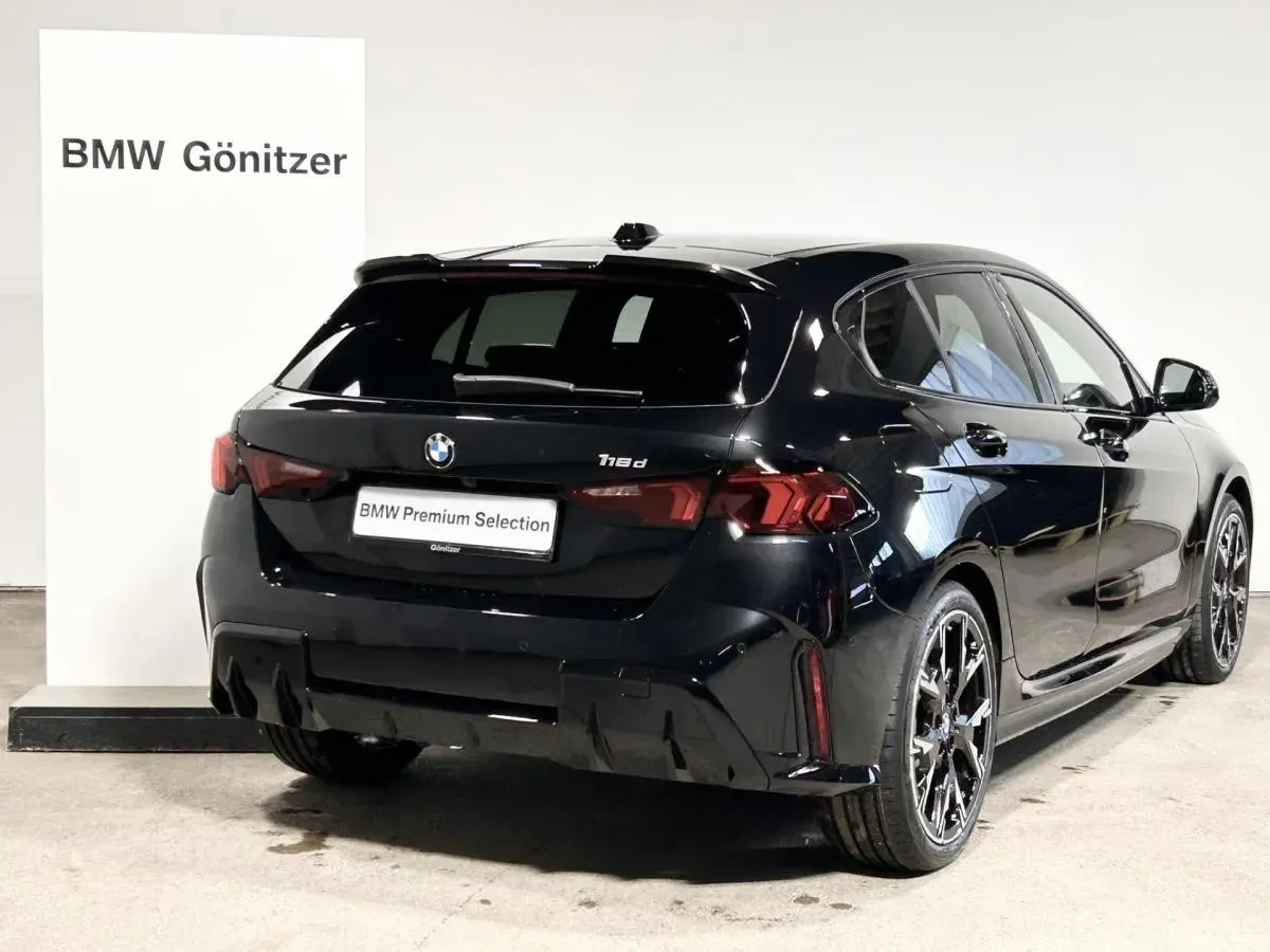 BMW 1 Series 2025 photo 2