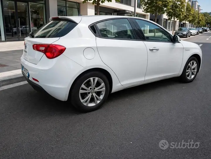 Alfa Romeo Giulietta 2015 photo 2