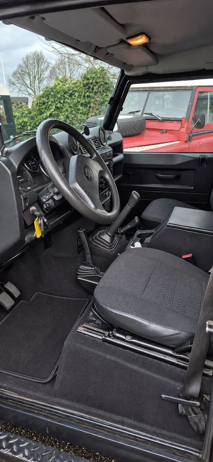 Land Rover Defender 2008 photo 2