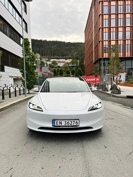 Tesla Model 3 2025 photo 2