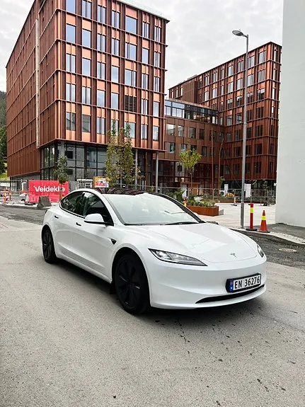 Tesla Model 3 2025 photo 3