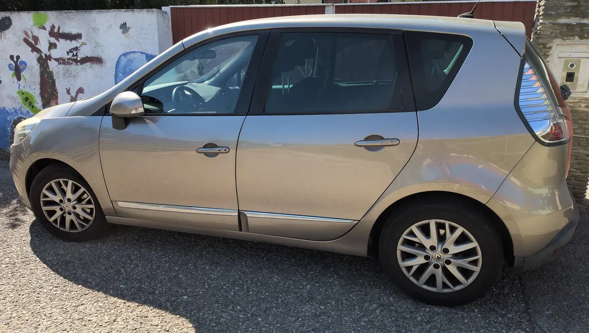 Renault Scenic 2013 photo 2
