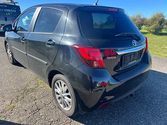 Toyota Yaris 2015 photo 2