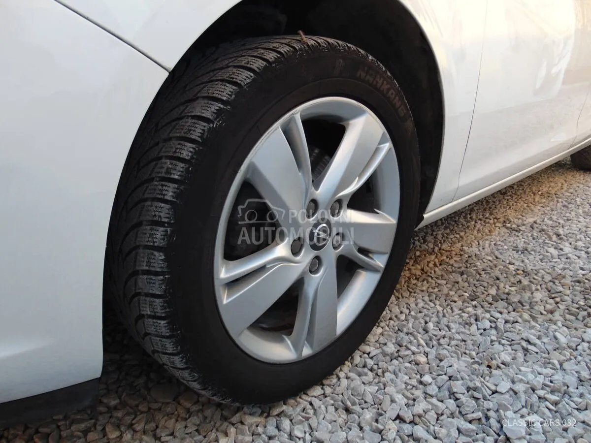 Opel Astra J 2013 photo 2