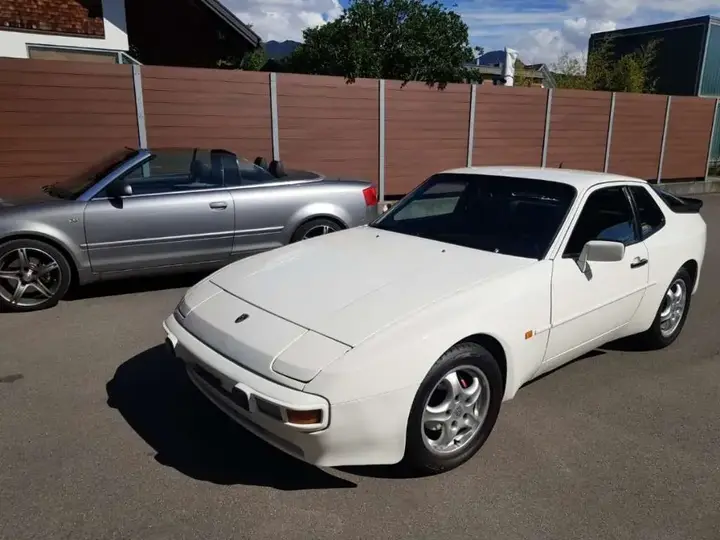 Porsche 944