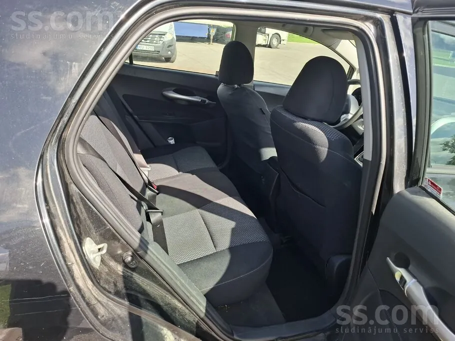 Toyota Auris 2011 photo 2