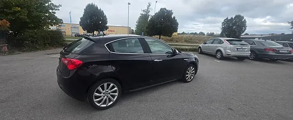 Alfa Romeo Giulietta 2013 photo 2
