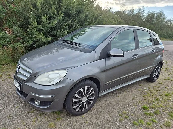 Mercedes-Benz B180 2011 photo 2