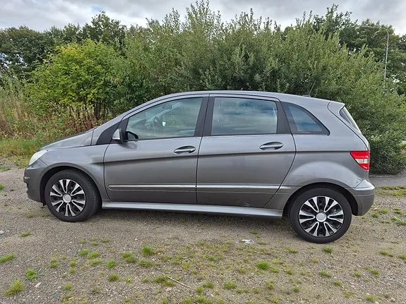 Mercedes-Benz B180 2011 photo 4