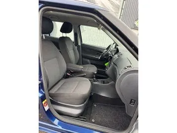Skoda Fabia 2011 photo 2