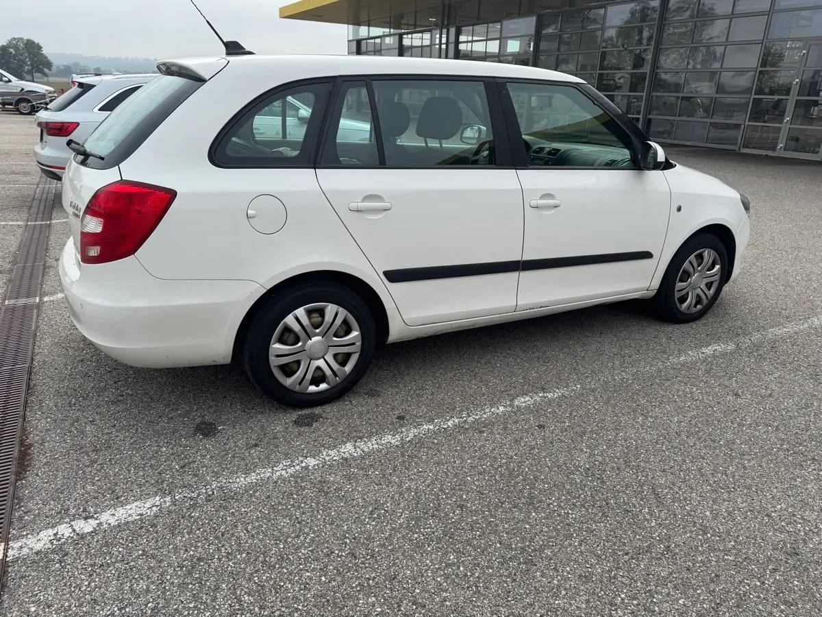 Skoda Fabia 2010 photo 3
