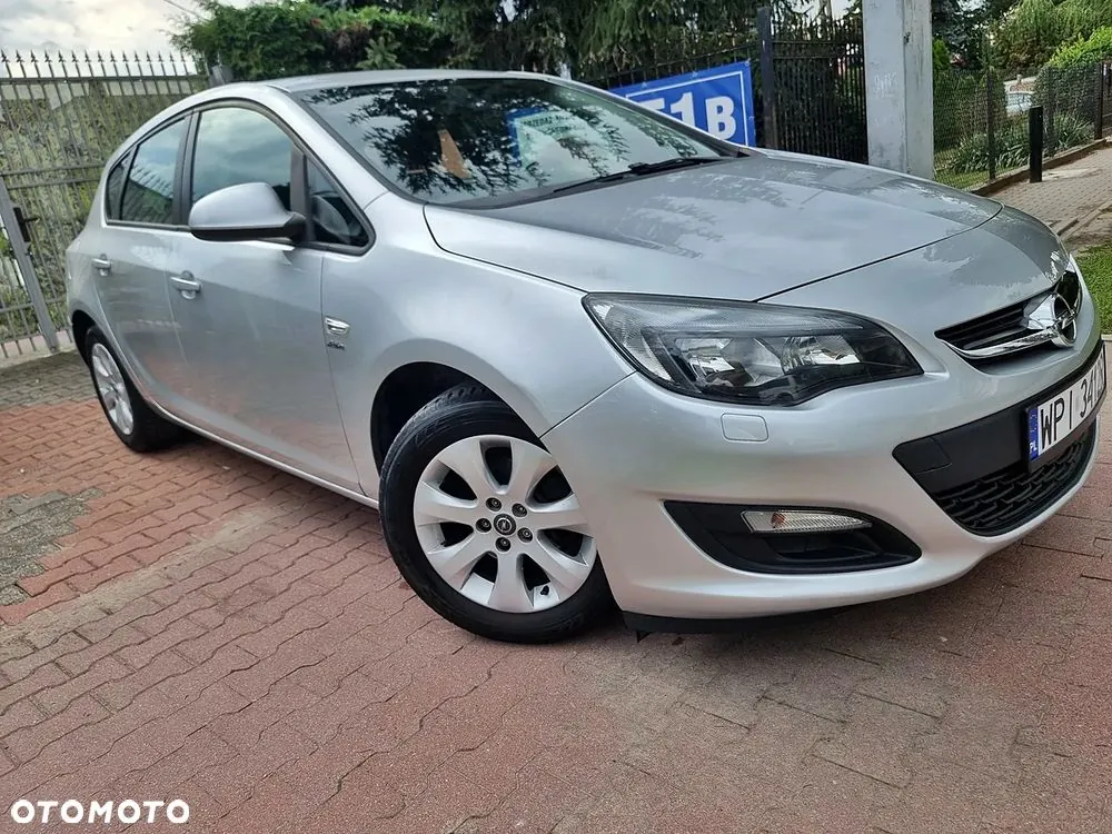 Opel Astra 2013 photo 2
