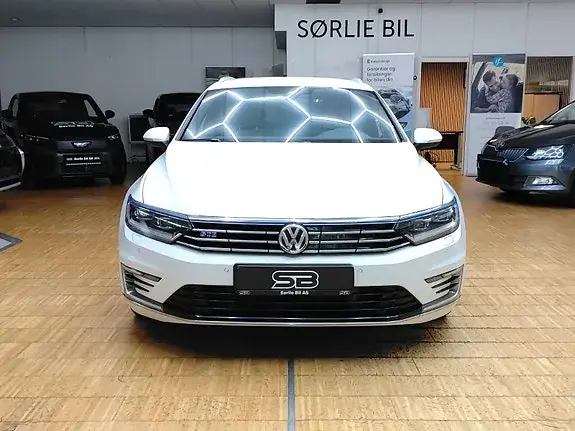 Volkswagen Passat 2018 photo 2