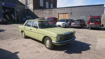 Mercedes-Benz 200 E