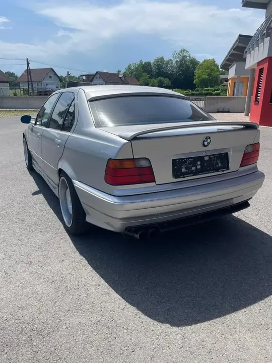 BMW 3 Series 1992 photo 2