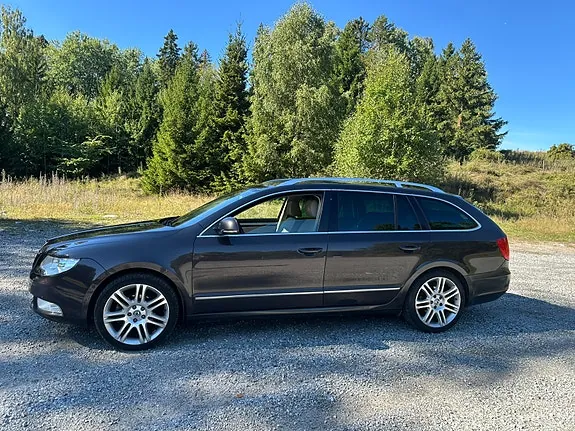 Skoda Superb 2011 photo 3