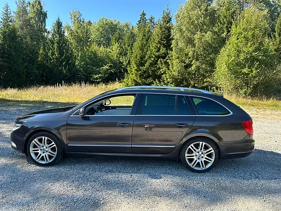 Skoda Superb 2011 photo 4
