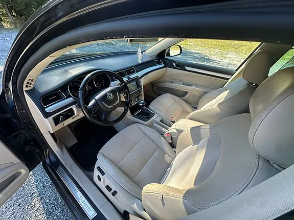 Skoda Superb 2011 photo 2